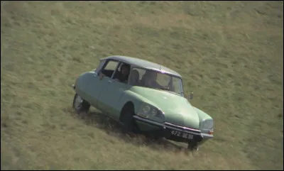 Dans ''Les Valseuses'' que fait Pierrot (Patrick Dewaere) à la DS qu'il a volée pour se venger de son propriétaire ?