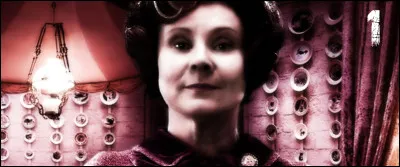 Le véritable tyran de la saga, perfide, cruelle, tordue... Après son passage à Poudlard, quel poste lui permet de tyranniser à nouveau ?