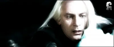 Sa situation financière, ses relations et son statut de sang-pur lui ont façonné ce caractère arrogant et méprisable, et il reste un vrai "méchant" de base :