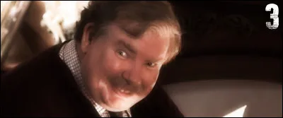 Si Harry était Cendrillon, Vernon serait "Lady Trémaine" la marâtre. Il ne cesse d'haïr Harry parce qu'il existe, et pourtant Dursley souhaite que Potter reste chez lui :