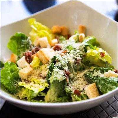 Quelle salade porte le pr&eacute;nom du chef italien Cardini qui l'a cr&eacute;&eacute;e ?