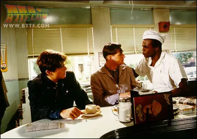 Que demande Marty en 1955, dans un café, et qui a pour effet de le faire passer pour un imbécile ?