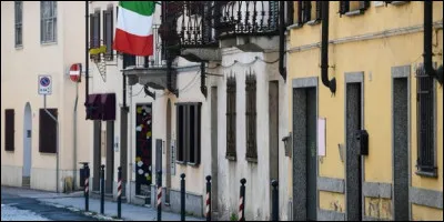 L'Italie gère très mal la situation à cause du taux de mortalité assez élevé dans leur pays.