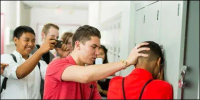 Quelqu'un te provoque en public depuis quelques jours...