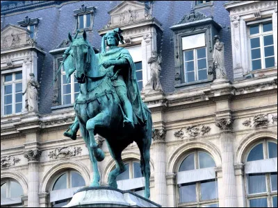 Il a vécu dans la première moitié du XIVe siècle ; prévôt des marchands de Paris, il a été à la tête du mouvement réformateur qui cherchait à contrôler le pouvoir royal ; il joue un rôle important au cours des Etats Généraux tenus en 1355 et 1356, avant d'être assassiné lors du siège de Paris par Charles le Mauvais. C'est ...
