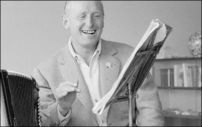 Il a commencé par être chanteur. Avec quelle chanson a-t-il rencontré le succès ?