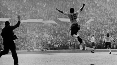Co-meilleur buteur du Mondial 1962 avec Garrincha, quel attaquant est devenu en 1958, le premier joueur à marquer dans deux finales de Coupe du monde distinctes ?