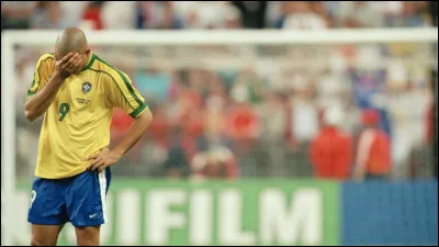 Surnommé "Il Fenomeno" en Italie et élu meilleur footballeur de l'année FIFA en 1996, 1997 et 2002, quel joueur a été couronné en 2019, meilleur footballeur brésilien depuis Pelé ?