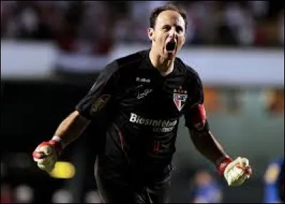 Combien de buts le légendaire gardien de Sao Paulo, Rogério Céni, marqua-t-il sur l'ensemble de sa carrière ?
