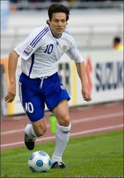 Sur combien de décennies Jari Litmanen a-t-il joué sous les couleurs de la Finlande ?