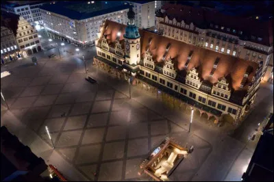 Un marché désert, devant l'ancien hôtel de ville, le 15 avril. L'ancien hôtel de ville (Altes Rathaus) fut construit au XVIe siècle dans un style Renaissance allemande. Lors d'une rénovation, sa tour fut prolongée d'un bâtiment baroque. Il abrite aujourd'hui le musée d'Histoire naturelle. Dans quelle ville est-on ?