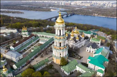 La laure des Grottes est vide, le 13 avril. C'est un monastère ukrainien orthodoxe. Nommez ce lieu de résidence du primat de l'Église orthodoxe ukrainienne.