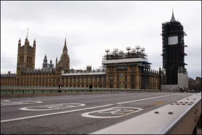 En cette période de confinement, le quartier des affaires est désert et les lieux publics ainsi que la cathédrale sont fermés. Mais certains continuent quand même de se promener dans les parcs.
Précisez la ville où l'on est.