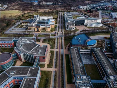 La photo montre le nouveau campus de l'Université Jagellonne, la plus ancienne université d'Europe centrale après l'Université Charles de Prague. Elle a été prise pendant les deux semaines de fermeture des universités, écoles, musées et autres installations publiques, soit le 13 mars 2020.
Quelle est cette ville située au bord de la Vistule, qui a été une ancienne capitale de la Pologne ?