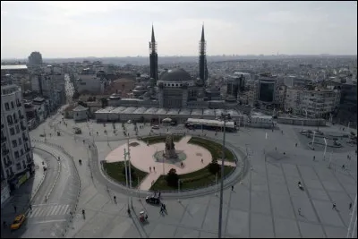 La place Taksim, en Turquie, de même que ses environs sont presque vides : la photo a été prise le 14 avril.
Quelle est cette magnifique ville qui s'est aussi appelée Constantinople ?