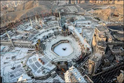 La zone recouverte de carreaux blancs entourant la Kaaba, ce lieu le plus sacré de l'islam, située dans l'enceinte du Masjid al-Haram (la Grande Mosquée), est entièrement vide, le 6 mars.
Où sommes-nous ?