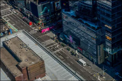 Cette ville, que je n'aurais jamais cru voir tranquille, a été sérieusement touchée. On a dû faire appel à un navire hôpital de la Marine américaine. On voit ici une rue de Manhattan, déserte, le 15 mars.
Quelle est cette ville qui a le surnom de Big Apple ?