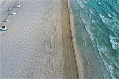 Ce fut difficile de faire appliquer le confinement durant le ''Spring Break''. De rares personnes se promènent le long de l'océan à South Beach, le 16 mars. Aujourd'hui, on déconfine à 2 m et les chaises sont défendues.
Quelle est cette ville qui est la plus importante de Floride ?