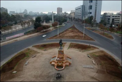 La Plaza Italia est presque vide, le premier jour du confinement national, le 27 mars. Le gouvernement italien donna en 1910, lors du centenaire de l'indépendance du Chili, cette statue d'un archange ailé avec un lion qui a été installée sur la place, et pour cette raison la population nomma ainsi cette place.
Comment se nomme la capitale de ce pays ?