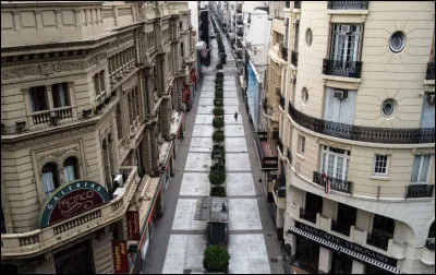 C'est la ville la plus importante d'Argentine et on n'y voit qu'une personne qui traverse une rue piétonne vide, le 30 mars.
Quelle est cette ville dont les habitants sont, pour la plupart, d'origine espagnole ou italienne et dont la religion prépondérante est le catholicisme ?