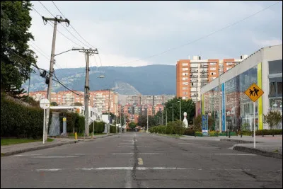 AFP samedi, 21 mars ''La pandémie les a surpris dans la rue, leur gagne-pain. Mais ils doivent se confiner afin d'éviter le nouveau coronavirus. Sans famille ni aide sociale suffisante, beaucoup d'anciens craignent autant de mourir de faim que de tomber malades''.
Nommez cette capitale de la Colombie sur laquelle le malheur s'est abattu ?