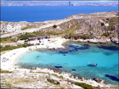 Quel port relie les îles de Pomègues et Ratonneau au large de Marseille ?