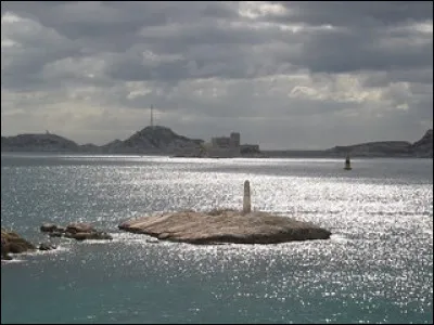 À 500 m au large de quel quartier se situe "le rocher des Pendus" ?