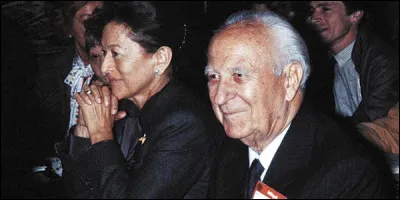 En quelle année est décédé le maire de Marseille Gaston Defferre ?