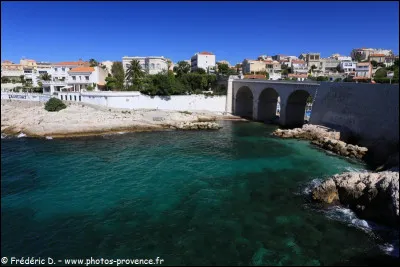 Quel restaurant marseillais célèbre est situé non loin de " l'anse de la Fausse Monnaie" ?