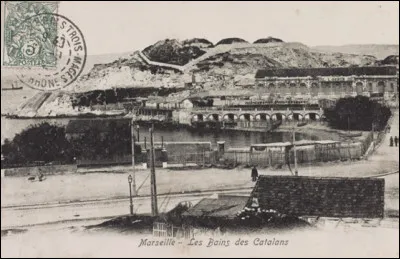 Au-dessus de quelle plage se situe le "Cercle des nageurs marseillais" ?