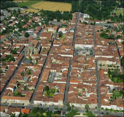 Petite ville de 3 500 du département du Gers, arrosée par la Grande Baïse, située dans l'Astarac, région vallonnée prolongeant le plateau de Lannemezan :