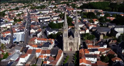 Ville de 7 000 habitants du département de la Loire-Atlantique, située en bordure du marais breton :