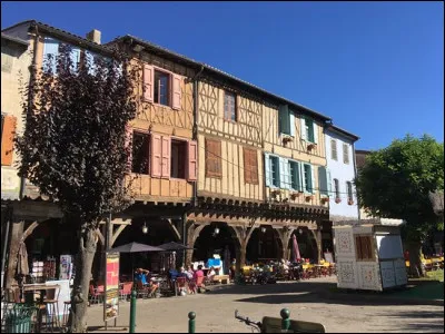 Petite ville de 3 200 habitants du département de l'Ariège, traversée par l'Hers :