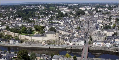 Ville de 12 000 habitants du département de la Mayenne, située dans une région vallonnée, au coeur du bocage :