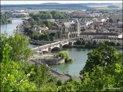 Ville de 20 000 habitants du département de la Seine-et-Marne, située au confluent de l'Yonne et de la Seine :