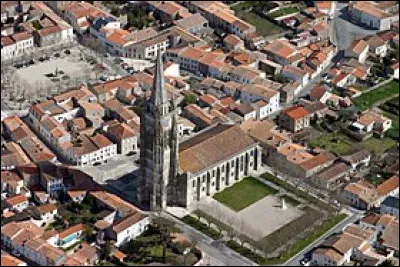 Petite ville de 5 500 habitants du département de la Charente-Maritime, située sur la rive droite de l'estuaire de la Seudre, entourée de bassins d'ostréiculture :