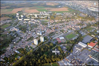 Ville de 13 000 habitants du département de l'Oise, située dans la vallée du Thérain, ancienne ville industrielle de l'agglomération de Creil :