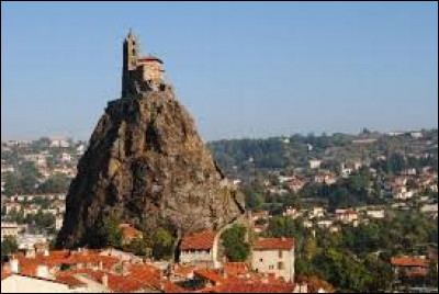 Notre première balade de la semaine commence en Auvergne-Rhône-Alpes, à Aiguilhe (où vous apercevez son église Saint-Michel établie sur un piton volcanique). Commune de l'arrondissement du Puy-en-Velay, elle se situe dans le département ...