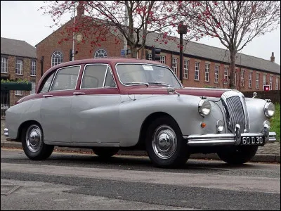 Jaguar, c'est bien banal. Pourquoi ne pas lorgner du côté de cette limousine au moteur V8 et au stylisme conservateur ?