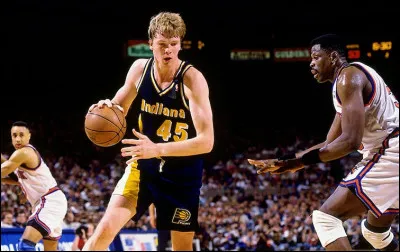 Quel rappeur c&eacute;l&egrave;bre l'ancien pivot des Indiana Pacers, Rik Smits, par un morceau portant son nom ?