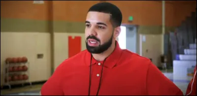 Aux c&ocirc;t&eacute;s de quel acteur Drake donne-t-il des "handshakes lessons" &agrave; Demar Derozan pour un sketch des premiers NBA Awards (en 2017) ?