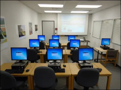 Dans la salle informatique, les gens peuvent apprendre à utiliser un ordinateur ou réaliser des démarches dématérialisées. Comme par exemple...