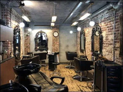 Le bien-être de ces personnes est primordial, d'ailleurs, elles peuvent se faire une petite coupe ou se raser la barbe dans cette pièce aux allures d'un salon de coiffure. Quel est le métier correspondant ?