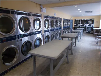 À leur disposition une laverie automatique afin qu'elles puissent laver les vêtements. Combien y a t-il de tables ?