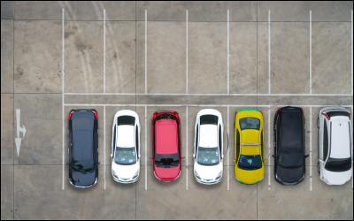 Dans le parking, combien de voitures peuvent prendre place ?