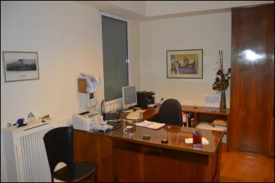 Combien voyez-vous d'ordinateurs sur le bureau de la secrétaire ?