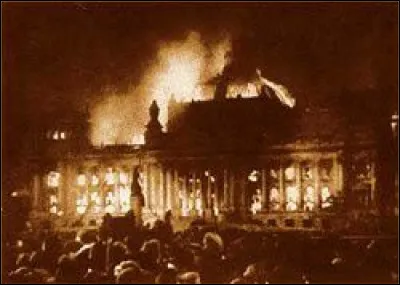 Dans la nuit du 27 au 28 février 1933, un incendie criminel détruisit le palais du Reichstag, siège du Parlement allemand à Berlin. Contre qui les nazis menèrent-ils alors une campagne de répression ?