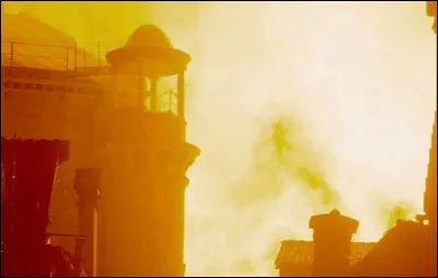 Le 29 janvier 1996, quel théâtre d'opéra italien a été totalement détruit par un incendie pour la deuxième fois de son histoire ?