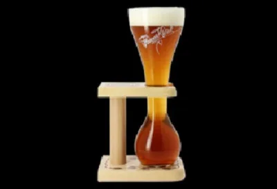 La bière Kwak est brassée par la brasserie Bosteels (8,4%). La particularité est d'être servie dans un verre à la forme particulière que l'on nomme :