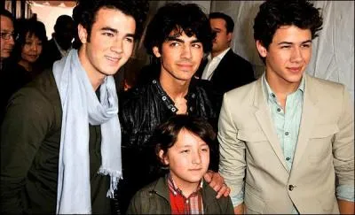 Comment s'appelle le petit frre des Jonas Brothers ?